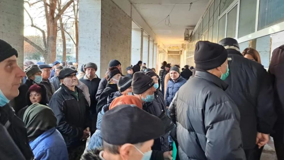 Cozi uriașe la taxe și impozite, în Galați. Zeci de oameni s-au așezat la rând încă de la ora 5:00 pentru a-și lua bon de ordine