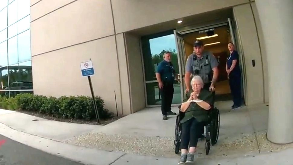 O bătrână a fost arestată pentru crimă după ce și-a împușcat mortal soțul bolnav în stadiu terminal. Cei doi plănuiseră să se sinucidă