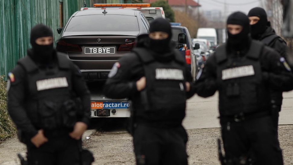 IMAGINILE ZILEI cu bolizii de lux ale fraților Tate ridicate de DIICOT - Imperiul proxeneților milionari se clatină