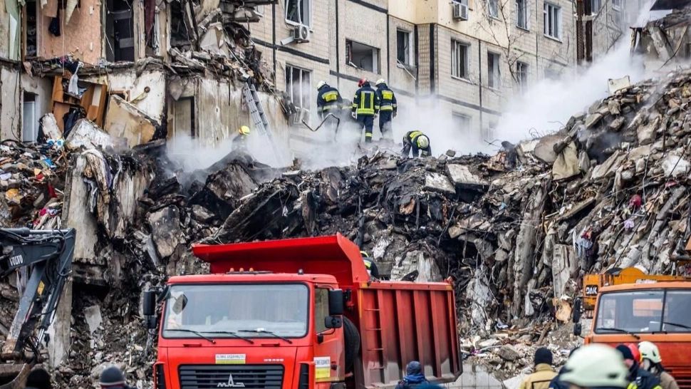 Numărul victimelor masacrului din Dnipro, în creștere. Cel puțin 30 de oameni au murit în clădirea distrusă de o rachetă rusească - FOTO & VIDEO