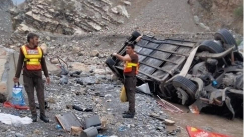 Zi neagră în Pakistan. Cel puțin 51 de morți după explozia unui autobuz și scufundarea unei bărci cu copii - FOTO