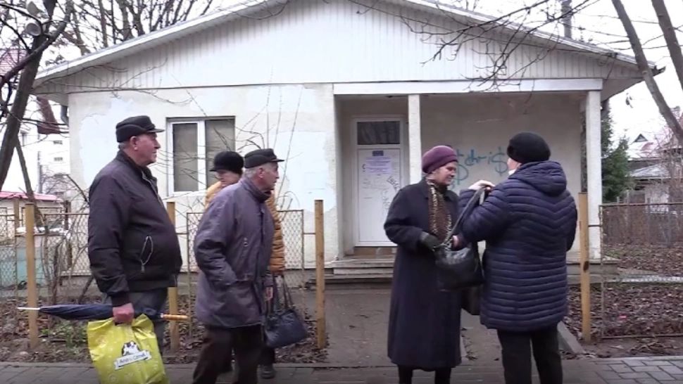 Liste eronate și pachete de ajutor trimise greșit, în Bacău. Peste 1.000 de persoane cu handicap sever, puse pe drumuri pentru nimic