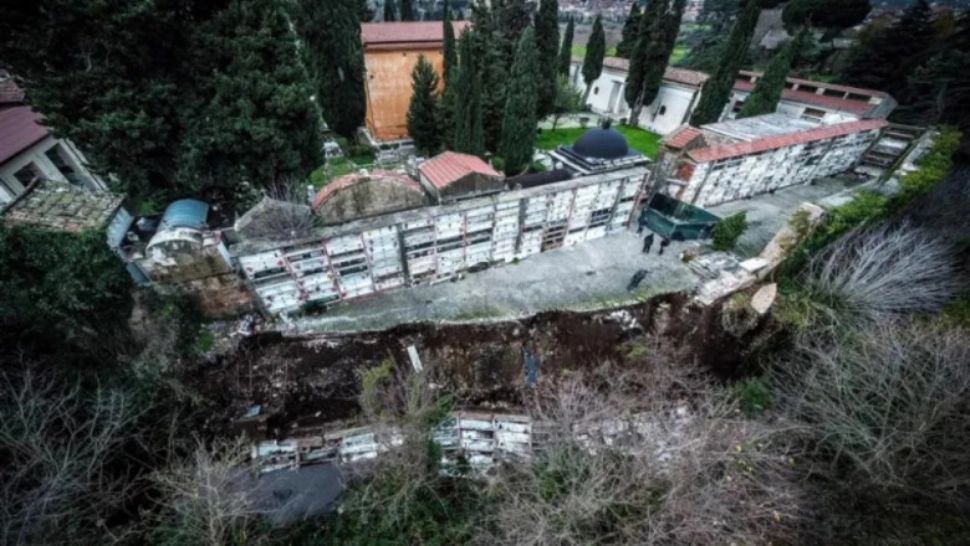 Cel puțin 100 de sicrie și urne au ajuns într-un pârâu, după o alunecare de teren, în Italia - VIDEO