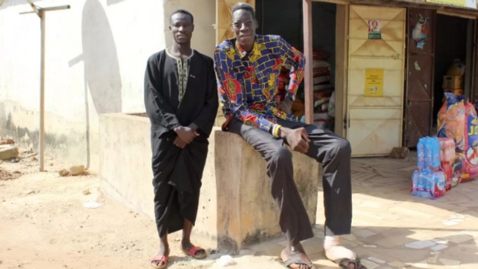 Bărbatul care este mai înalt decât casele din satul lui. Are o înălțime de aproape 3 metri - VIDEO