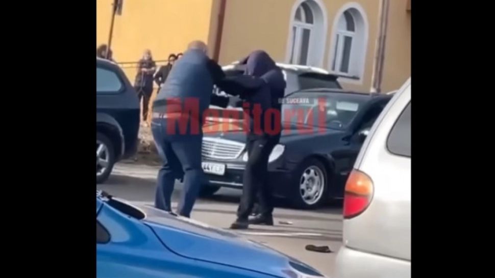 Doi părinți s-au bătut în fața unei școli din județul Suceava. Scandalul ar fi pornit de la o învățătoare nouă