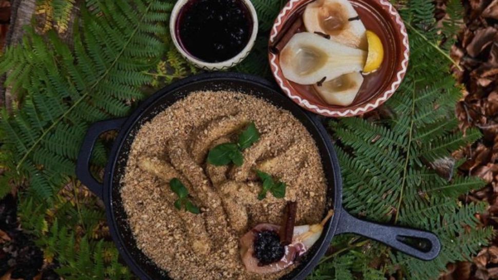 Tăiței din cartofi în pesmet, cu nuci și pere poșate, făcuți de bunici - Rețeta delicioasă a unui bucătar român