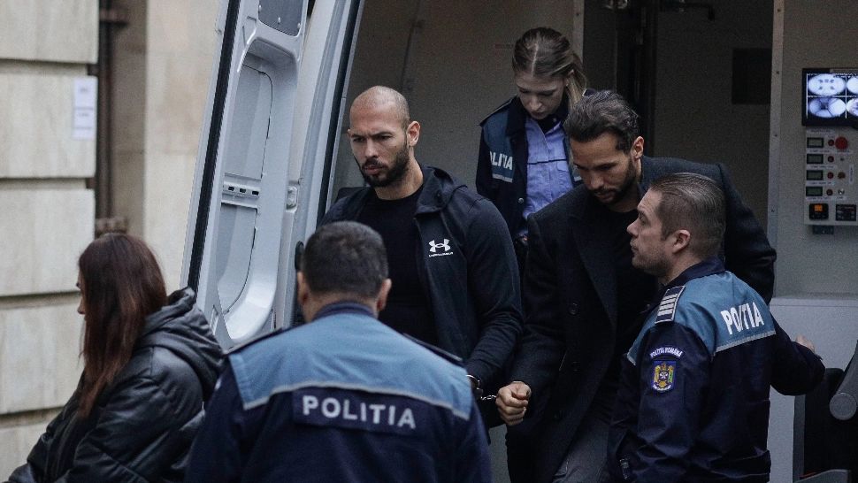 Intervenție în forță la reședința de lux a fraților Tate. Mașinile de lux sunt ridicate cu platformele de procurori