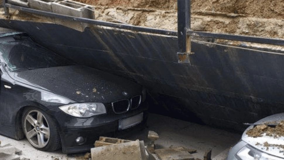 Un zid s-a prăbușit peste mai multe mașini, la Cluj-Napoca. Poliția a deschis o anchetă