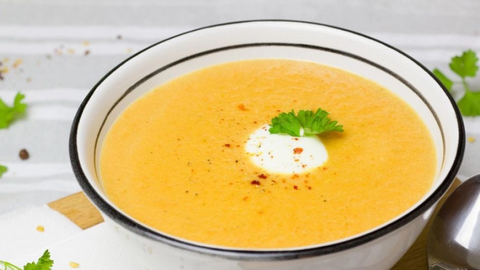 Cum să ții la distanță răceala și gripa cu ajutorul unei supe! Ingredientele minune pe care e musai să le folosești