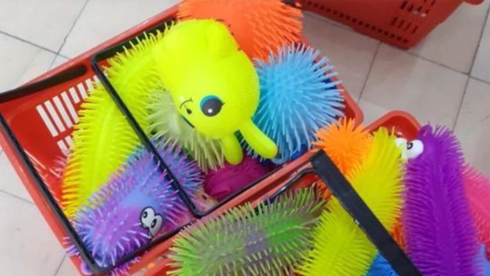 Peste 2 milioane de lei amenzi, aplicate de ANPC comercianților de jucării din România, înaintea sărbătorilor de iarnă. Ce NEREGULI au fost descoperite