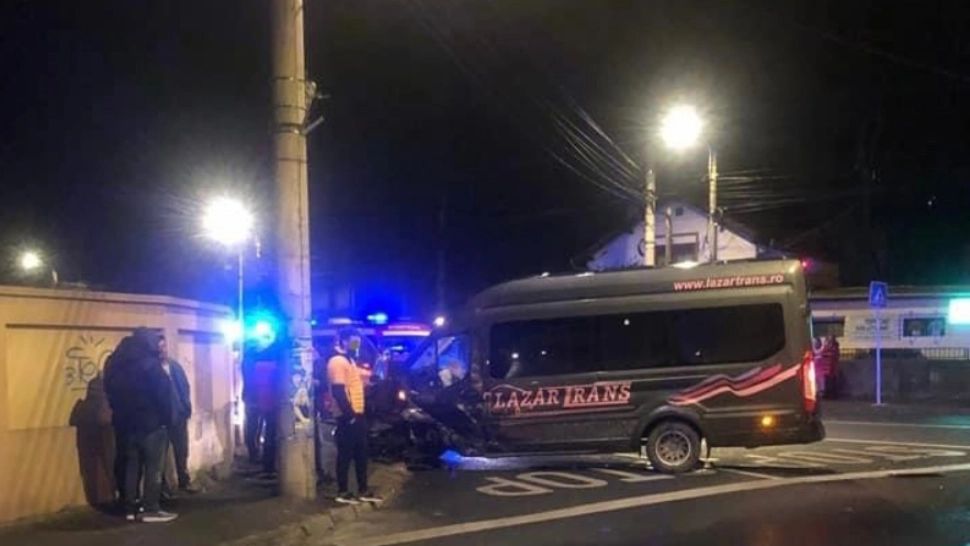 Impact violent între un microbuz de persoane și o mașină, la Sibiu! 4 persoane au ajuns la spital