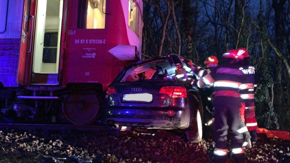 Mașină spulberată de tren la Timișoara! Șoferul, transportat la spital după ce a fost extras dintre fiarele contorsionate