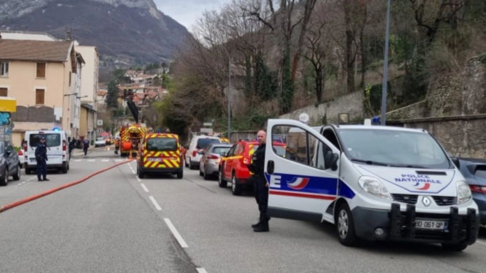 Un camion condus de un român a luat foc într-o parcare din Franța! Șoferul, transportat cu arsuri grave la spital