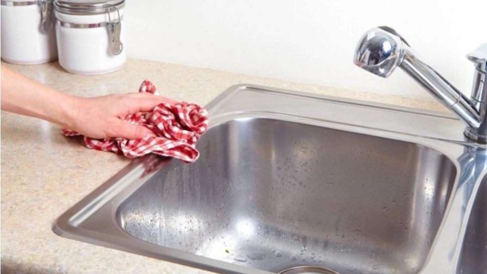 Nu arunca asta în chiuvetă! Greșeala banală pe care o fac multe gospodine în bucătărie
