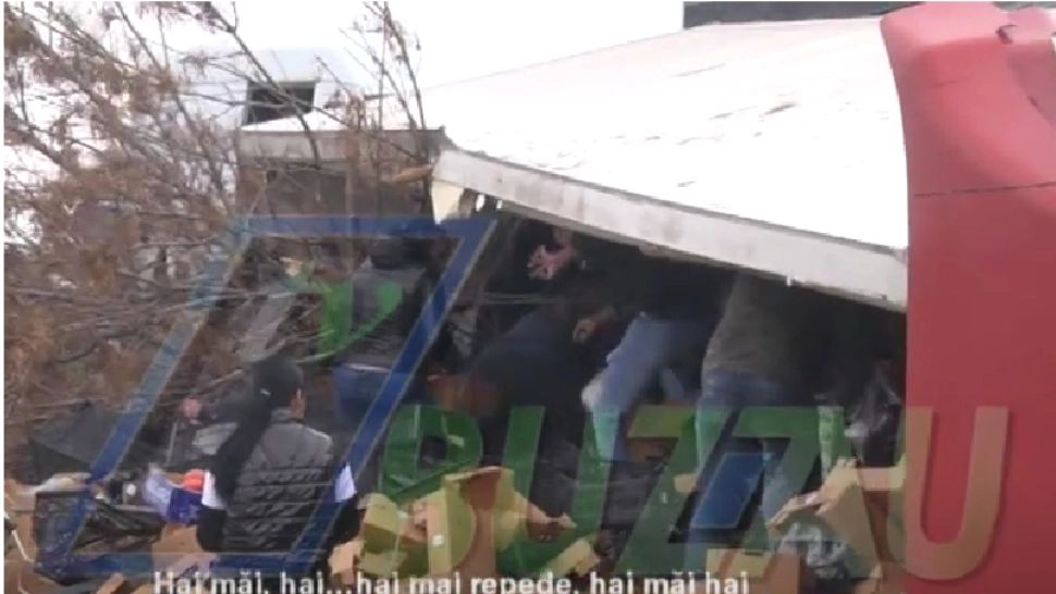 TIR plin cu alimente, răsturnat pe o șosea din județul Buzău. Localnicii au furat toată marfa: imagini incredibile - VIDEO