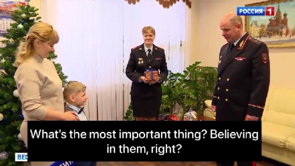 Copil de 6 ani, "compensat" cu un smartwatch și o mașinuță de poliție pentru pierderea tatălui pe front! Imagini grotești la o televiziunea din Rusia - VIDEO