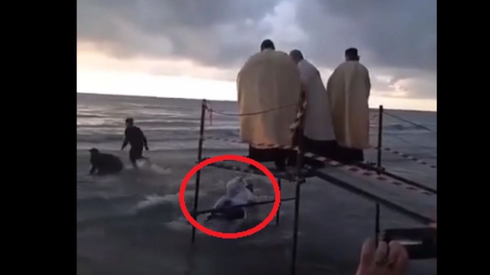 "A căzut popa, bă! Mamma mia!" Momentul în care un preot a plonjat în mare când a vrut să arunce crucea, de Bobotează - VIDEO