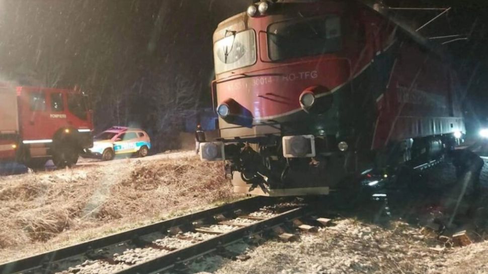 Locomotiva unui tren de marfă care transporta combustibil a luat foc! Intervenție contracronometru a pompierilor 