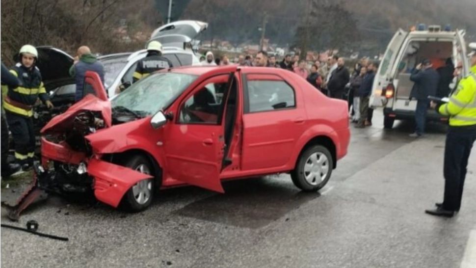 O persoană a murit și alte două au fost rănite într-un accident grav, în Hunedoara! A intervenit descarcerarea. Trafic blocat