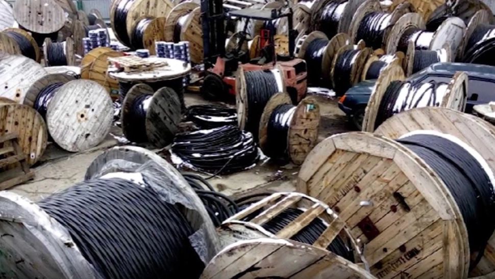 Trei paznici, arestați preventiv după ce au furat 1600 de metri de cablu din cupru