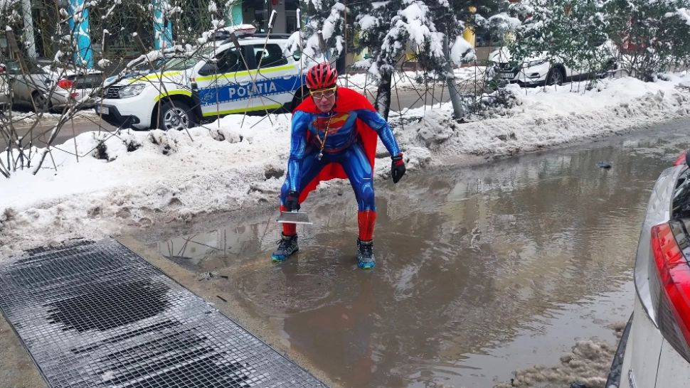 Treabă făcută de mântuială! Un bărbat costumat în Superman dă apa cu fărașul, în centrul municipiului Tulcea: ironie fină la adresa companiei de apă și canal 