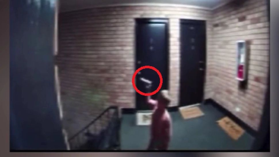 Copil de 3 ani, surprins cu un pistol în mână. Imagini șocante - VIDEO