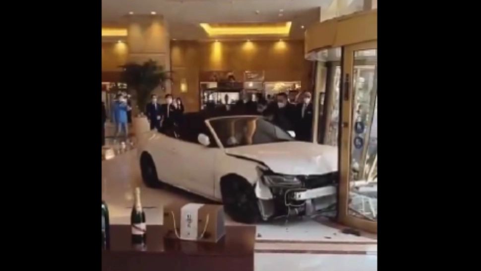 Un client nemulțumit a intrat cu mașina într-un hotel din Shanghai! De la ce a pornit scandalul
