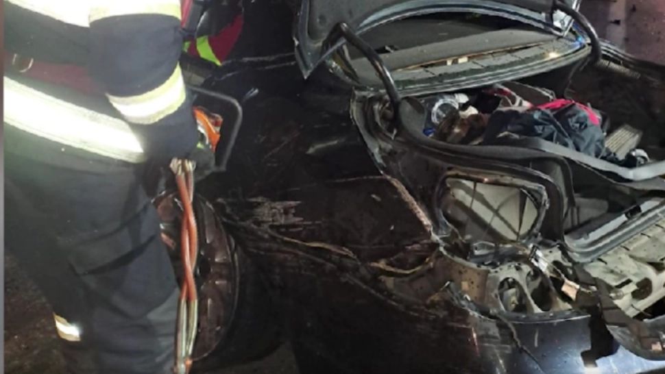 Cursă de mașini, încheiată pe acoperișul unei case! Șoferul teribilist și pasagerii minori au scăpat ca prin minune