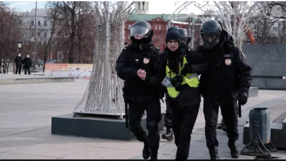 Cuplu de ruși, arestați după o  conversație privată antirăzboi, într-un restaurant din Rusia! Decizie halucinantă a autorităților de la Moscova