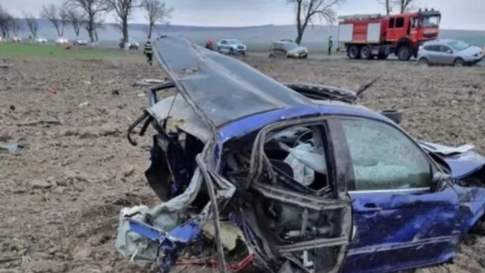 Carnagiu pe o șosea din Tulcea! Doi morţi (15 şi 17 ani) şi un rănit grav (21 de ani): mașina în care se aflau cei 3 s-a făcut bucăți