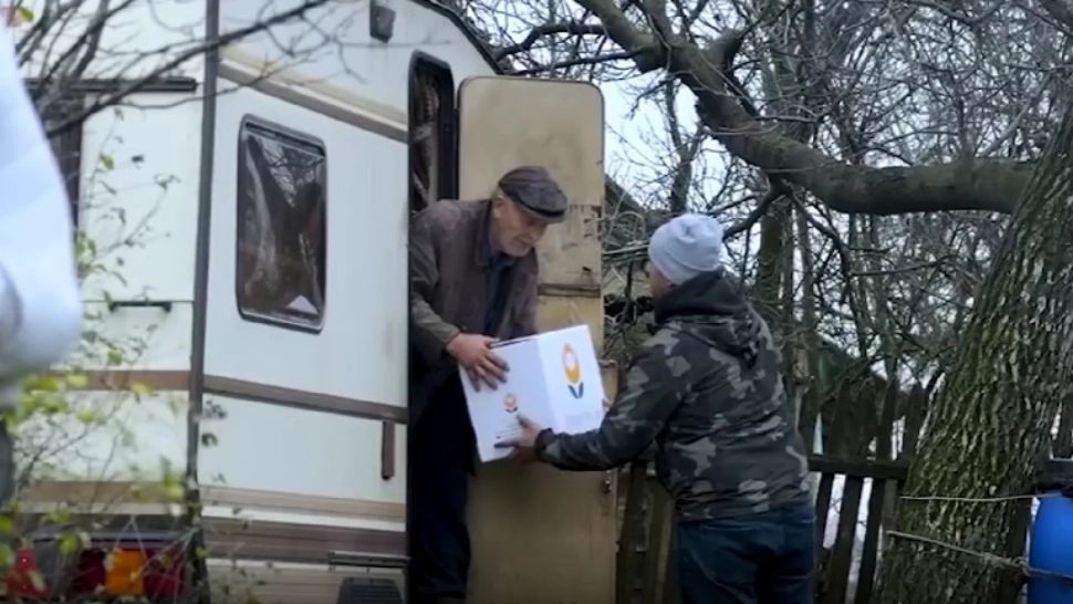 Viața într-o rulotă, la marginea unui sat. Un bătrân din Vaslui își duce traiul singur, fără bani de mâncare sau lemne pentru foc