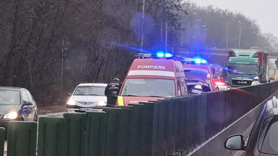 Vremea face ravagii: 4 persoane rănite, între care un copil, și 4 autoturisme avariate, după căderea mai multor copaci - FOTO