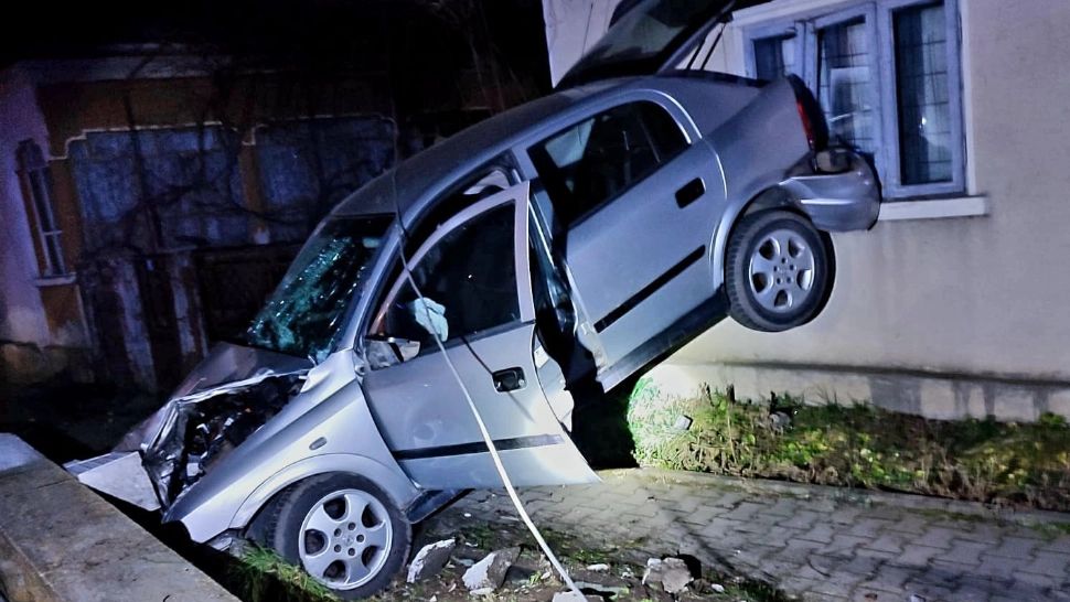 Mașină proiectată în zidul unei case. Anterior, a rupt un stâlp - accident cumplit, în jud. Giurgiu