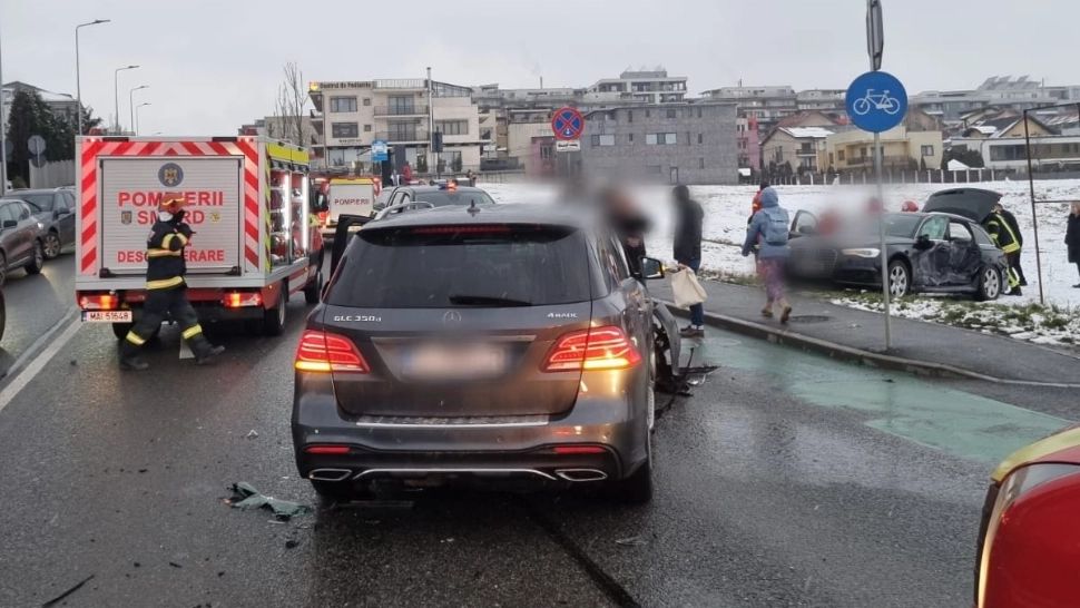 Impact violent în parcarea unui supermarket - 2 copii duși de urgență la spital, după ciocnirea a două mașini - FOTO