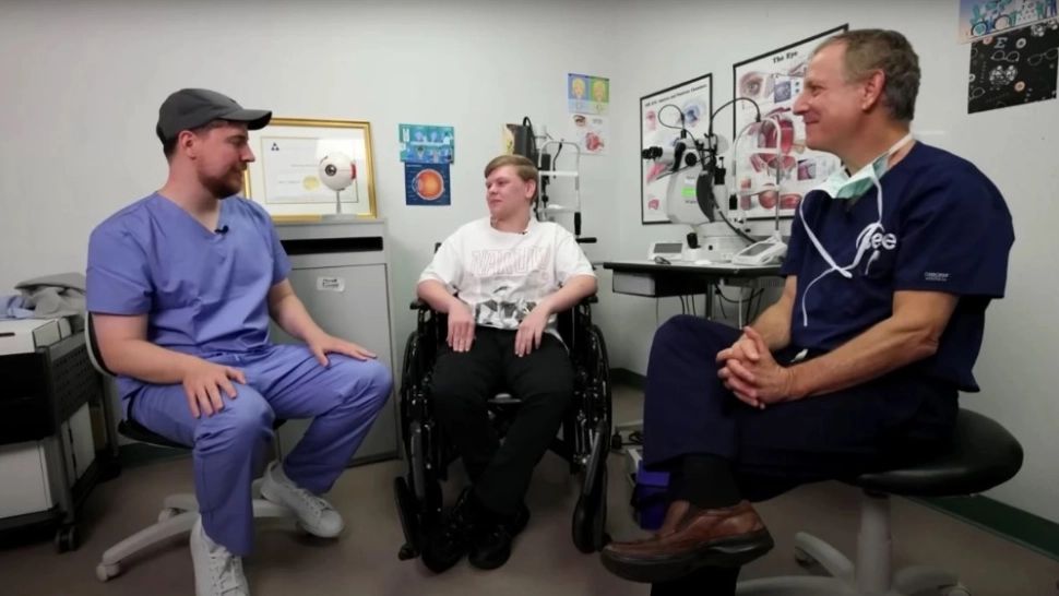 Youtuberul celebru care a ajutat o mie de oameni orbi să-și recapete vederea - VIDEO