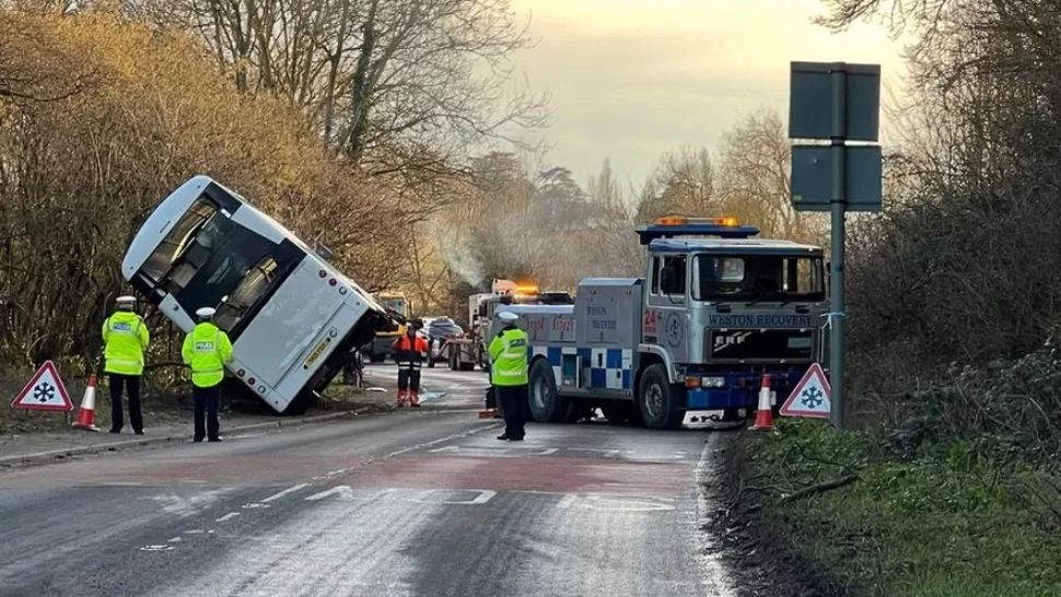Accident cumplit în Anglia: Un autobuz supraetajat cu 71 de muncitori s-a răsturnat în apropierea unei centrale nucleare - FOTO&VIDEO