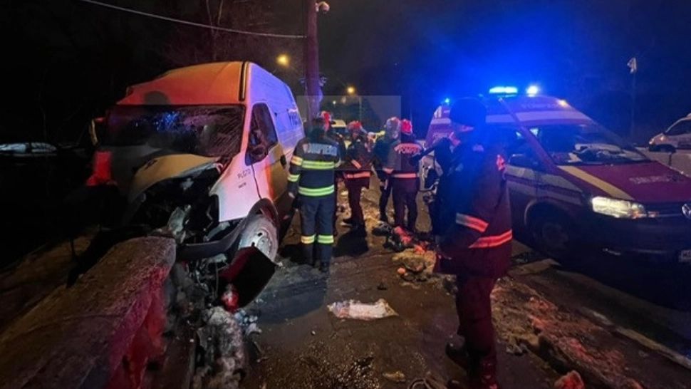 Accident grav pe DN1 în zona Miorița din București - 2 răniți după ce o dubă a intrat într-un cap de pod - FOTO