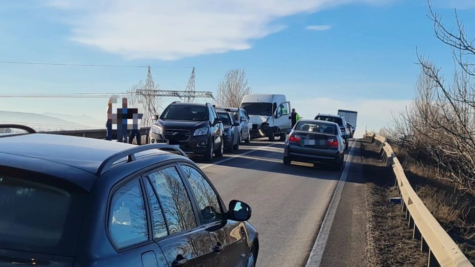 Carambol cu 4 maşini în Neamţ. O femeie a fost rănită - Trafic blocat pe o bandă