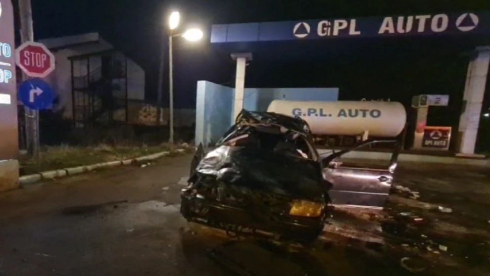 VIDEO - Accident spectaculos în Constanța - A sărit peste giratoriu și s-a oprit direct într-o stație GPL - Șoferul este în stare gravă