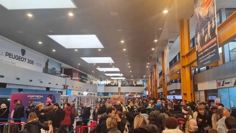 HAOS la Aeroportul din Cluj: Sute de oameni stau la cozi, zeci de curse au fost anulate