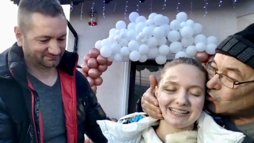 Minune de Anul Nou. Alexia, fata cu mâinile reatașate de medici, a ajuns acasă în uralele prietenilor și rudelor  - VIDEO