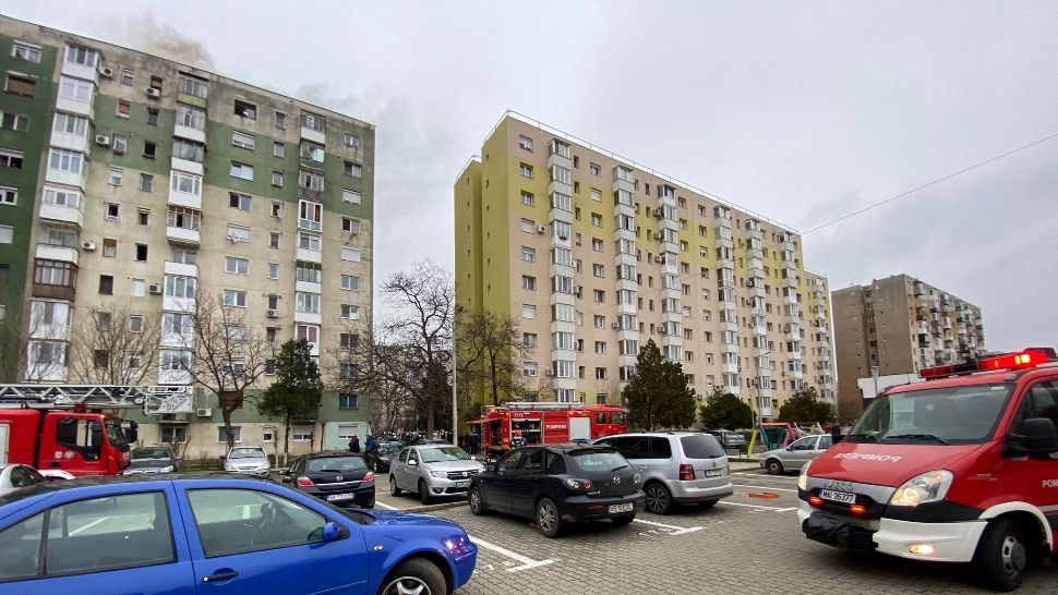 Incendiu devastator într-un bloc din Arad. Patru persoane, între care 2 copii, au ajuns la spital