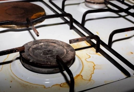 Cum se curăță rapid ochiurile de la agaraz cu două ingrediente din bucătărie - VIDEO