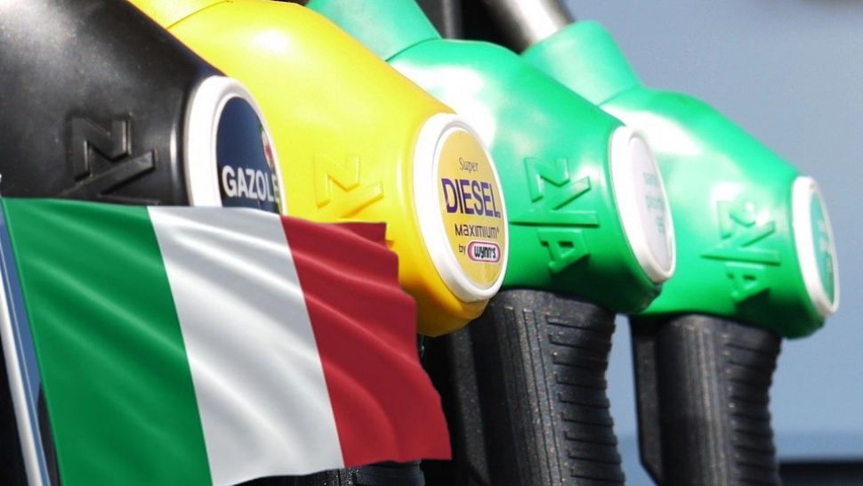 Paradoxul România: Petrolul se ieftinește, la noi carburanții se scumpesc. 20 de bani în plus pe litru la bezină și motorină