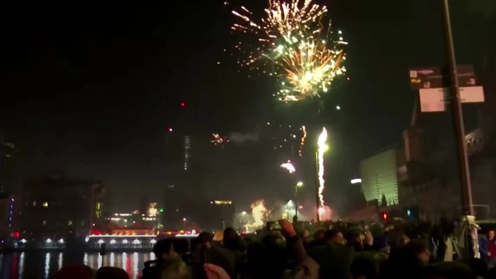 Haos în noaptea de Revelion la Berlin. Pompierii, medicii și polițiștii au fost atacați cu focuri de artificii - VIDEO