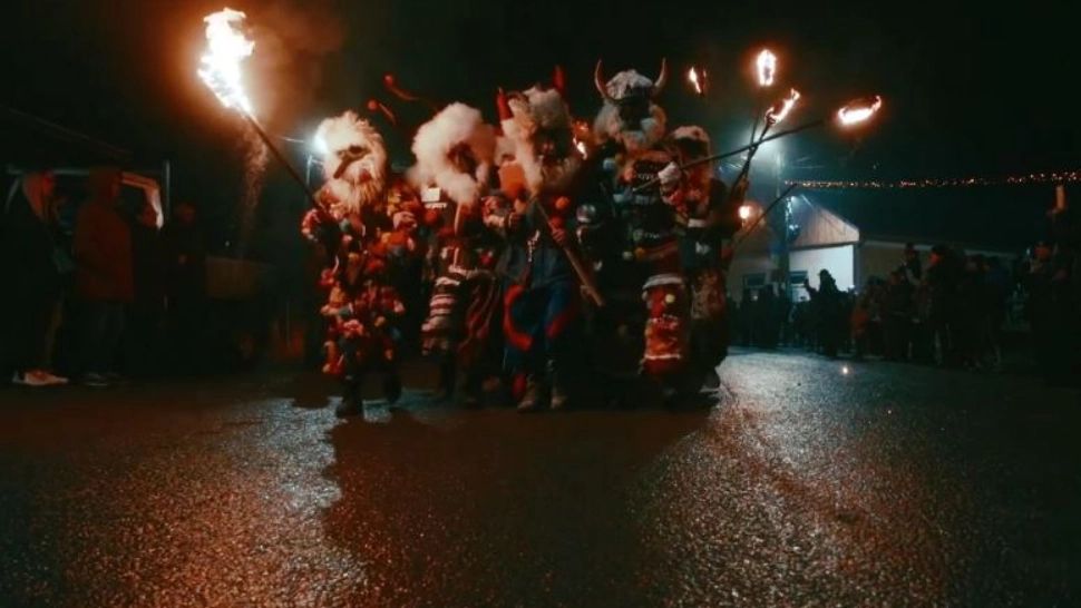 Paradă mai „specială”, în Bacău. În ce au defilat costumați oameni prezenți la eveniment (VIDEO)