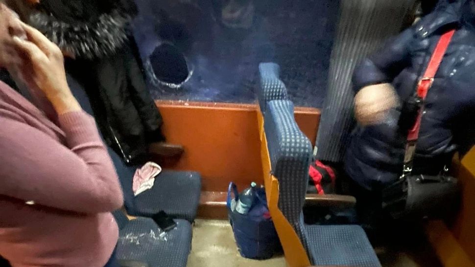 Caz șocant în Botoșani. Pasagerii unui tren, răniți de un bolovan aruncat de un bărbat - FOTO  