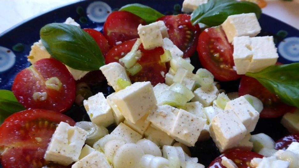 Roșii cu brânză, combinație fatală pentru sănătate. De ce trebuie să o eviți