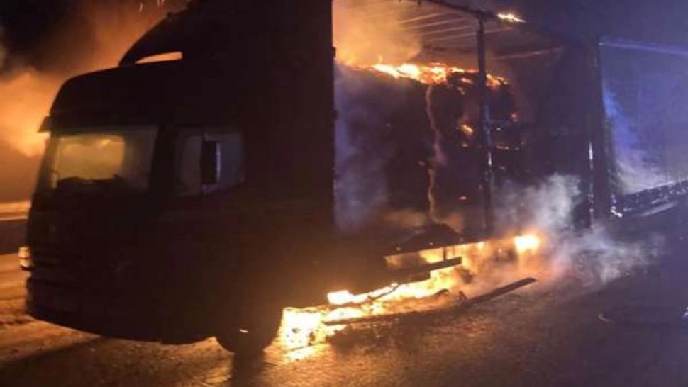 Un camion plin de deșeuri a luat foc pe Autostrada A10, în Alba (VIDEO)