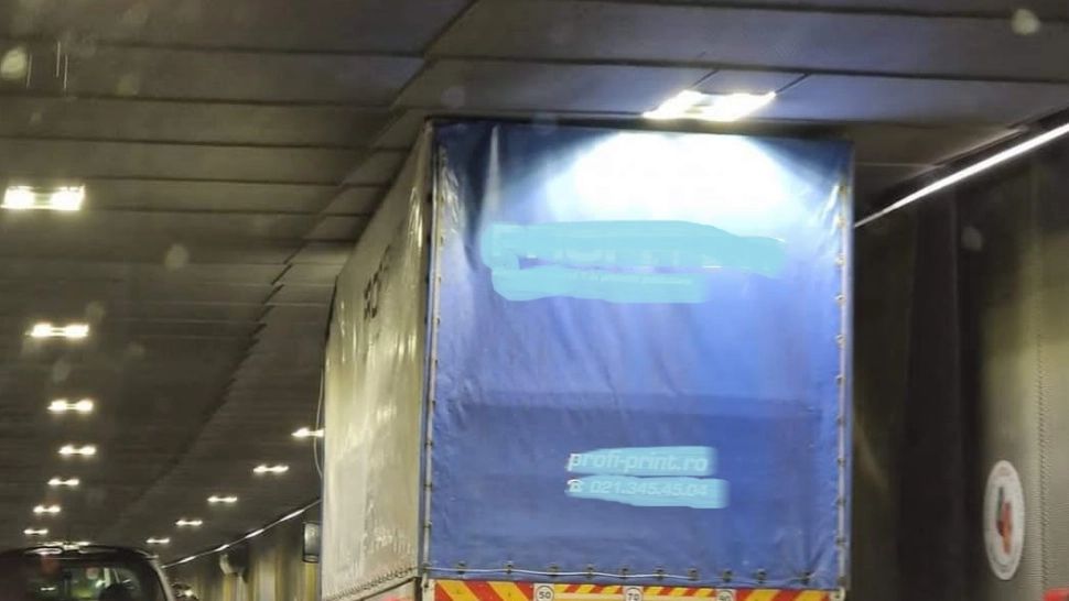 Un nou incident în pasajul Unirii. Un camion a rămas blocat, traficul a fost perturbat